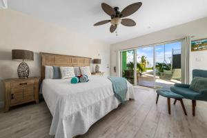 ein Schlafzimmer mit einem Bett und einem Deckenventilator in der Unterkunft The One Love at Cottages in Sand Bluff