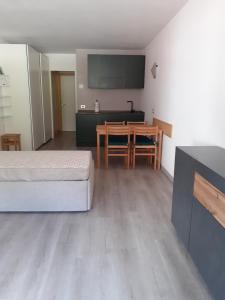 a living room with a bed and a dining room at Appartamento Valfurva 15 in Santa Caterina Valfurva