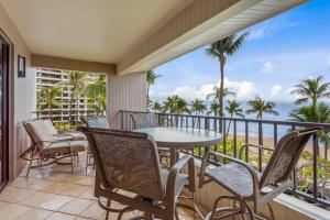 ein Balkon mit Tisch und Stühlen und Blick auf das Meer in der Unterkunft Kaanapali Alii 2 Bedroom Oceanfront in Hyatt Regency Maui Hotel Heliport