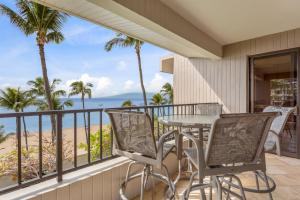 einen Balkon mit einem Tisch und Stühlen sowie Strandblick in der Unterkunft Kaanapali Alii 2 Bedroom Oceanfront in Hyatt Regency Maui Hotel Heliport