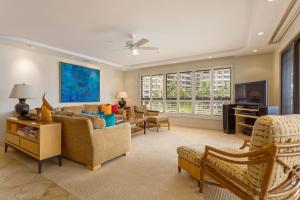 ein Wohnzimmer mit Sofa und Fernseher in der Unterkunft Kaanapali Alii 2 Bedroom Oceanfront in Hyatt Regency Maui Hotel Heliport + 130 Fotos