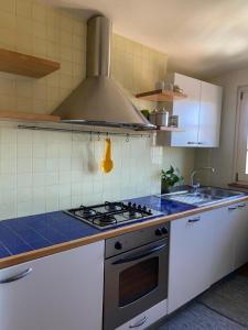 Η κουζίνα ή μικρή κουζίνα στο Landi House