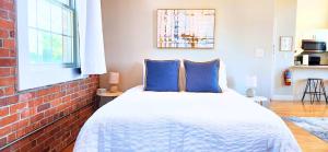 Postel nebo postele na pokoji v ubytování Jennifer's Historic Brick Riverfront Loft Apartment