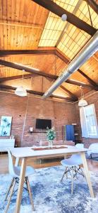 Fotografie z fotogalerie ubytování Jennifer's Historic Brick Riverfront Loft Apartment v destinaci Providence