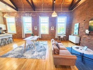 Posezení v ubytování Jennifer's Historic Brick Riverfront Loft Apartment + 26 fotografií