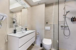Et badeværelse på Poiana View Apartment + 32 billeder