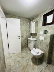 Koupelna v ubytování Apartments & Homes with the river Una view