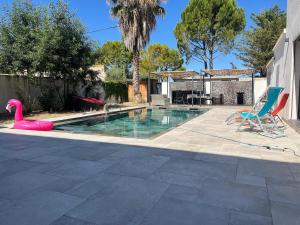 Swimmingpoolen hos eller tæt på Jolie villa contemporaine