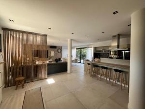 Køkken eller tekøkken på Jolie villa contemporaine