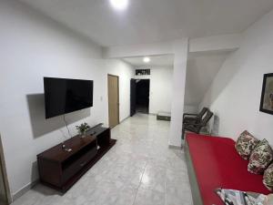 a living room with a couch and a flat screen tv at Apartamento 101 céntrico amplio y seguro in Cali