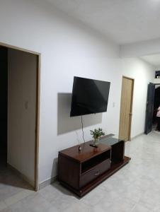 a living room with a flat screen tv on a wall at Apartamento céntrico amplio y seguro in Cali