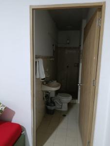 a small bathroom with a toilet and a sink at Apartamento 101 céntrico amplio y seguro in Cali +9 photos