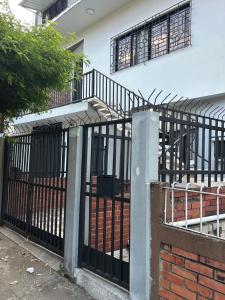 an iron gate in front of a building at Apartamento 101 céntrico amplio y seguro in Cali