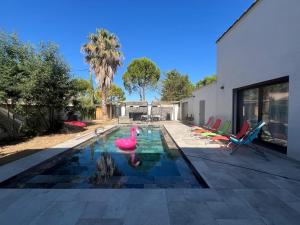 Swimmingpoolen hos eller tæt på Jolie villa contemporaine