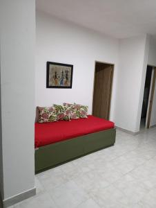 a bed in a room with a red mattress at Apartamento 101 céntrico amplio y seguro in Cali