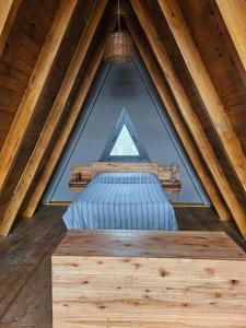 Cama en un ático con ventana en Complejo Bahia de los Sueños, Cabaña Maitenes, en Aluminé
