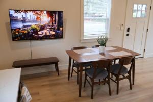 TV a/nebo společenská místnost v ubytování Quite And Cozy Retreat In Vanocuver Downtown