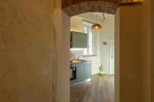 an open hallway to a kitchen in an apartment at La Casina del Popi in Arezzo +3 photos