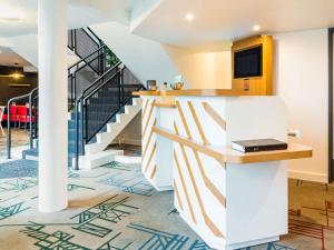 TV a/nebo společenská místnost v ubytování ibis Styles Rouen Val De Reuil