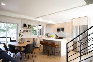 Kuchyň nebo kuchyňský kout v ubytování Newly Remodeled Luxury Home With Fireplace In Downtown