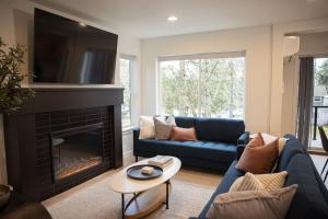 Posezení v ubytování Newly Remodeled Luxury Home With Fireplace In Downtown