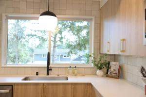 Kuchyň nebo kuchyňský kout v ubytování Newly Remodeled Luxury Home With Fireplace In Downtown + 44 fotografií