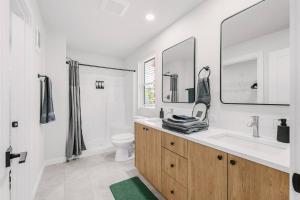une salle de bain blanche avec un lavabo et des toilettes dans l'établissement New Spacious Evergreen Home For Family Getaways, à Gresham 31 autres photos