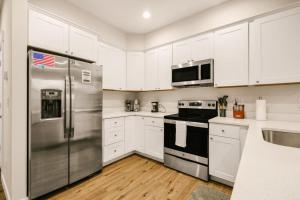 Kuchyň nebo kuchyňský kout v ubytování Unique Family Friendly Home In Downtown With Game Room