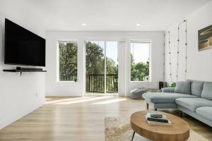 TV a/nebo společenská místnost v ubytování Beautiful Home with Full Kitchen, Balcony, and Centrally Located