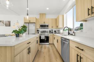 Kuchyň nebo kuchyňský kout v ubytování Beautiful Home with Full Kitchen, Balcony, and Centrally Located