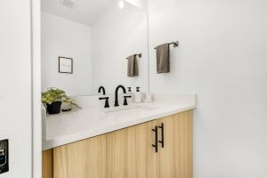 Kuchyň nebo kuchyňský kout v ubytování Beautiful Home with Full Kitchen, Balcony, and Centrally Located + 36 fotografií