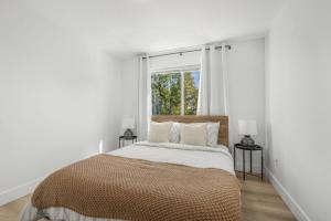 Postel nebo postele na pokoji v ubytování Beautiful Home with Full Kitchen, Balcony, and Centrally Located