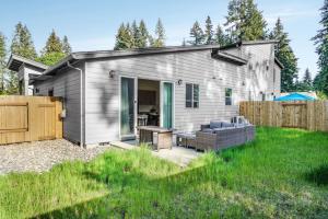 a tiny house in a yard with a backyard at Amazing and Comfy Home With A Fire Place and Big Backyard in Orchards