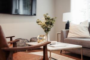 HazelwoodにあるModern Scandinavian Home, Near PDX and Downtownのリビングルーム(花瓶、コーヒーテーブル付) +16枚の写真