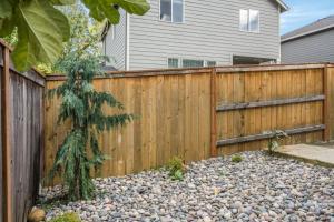 HazelwoodにあるModern Scandinavian Home, Near PDX and Downtownの小石の庭と木製のフェンス