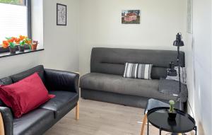 uma sala de estar com um sofá e uma mesa em Nice Home In Haderslev With Sauna em Årøsund