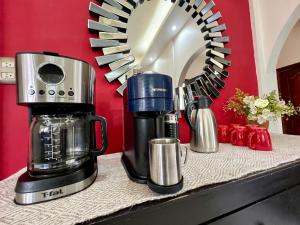 Příslušenství pro přípravu čaje a kávy v ubytování Eco-Hotel boutique Casa Solar Minatitlán