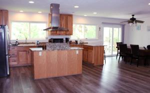 eine Küche mit Holzschränken und einer Arbeitsplatte in der Unterkunft Walk to beach Galveston Getaway in Galveston