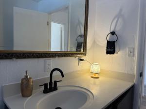 Ένα μπάνιο στο Golden Acres in Calming Caldwell +30 φωτογραφίες