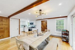 Una cocina y un comedor con mesa y sillas. en Mitchell Manor MV, en Vineyard Haven