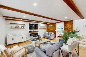una sala de estar con un sofá y una mesa en Mitchell Manor MV, en Vineyard Haven