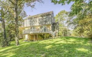 una vista exterior de una casa con un gran patio en Mitchell Manor MV, en Vineyard Haven