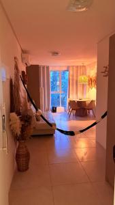 un soggiorno con amaca al centro di una camera di Mila rooftop apto 308 a Tamandaré