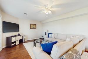 TV a/nebo společenská místnost v ubytování Breeze Getaway