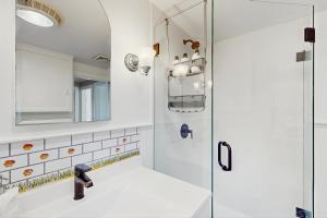 Koupelna v ubytování Coastal Hideaway + 19 fotografií