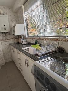 a small kitchen with a sink and a window at Hermoso departamento en Viña del Mar in Viña del Mar