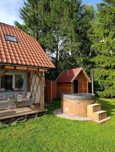 Un cenador con jacuzzi al lado de una casa en Dom Zawiadowcy, en Budry 3 fotos más