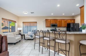 Gold CanyonにあるGold Canyon Golfers Getaway with Scenic Views!のキッチン、リビングルーム(バー、椅子付)