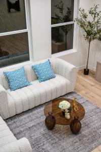 Posezení v ubytování Resort-style Gated Coastal Retreat Pool Tennis