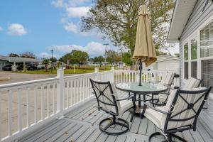 Balkón nebo terasa v ubytování Walk to Beach! Surfside Beach Family Bungalow